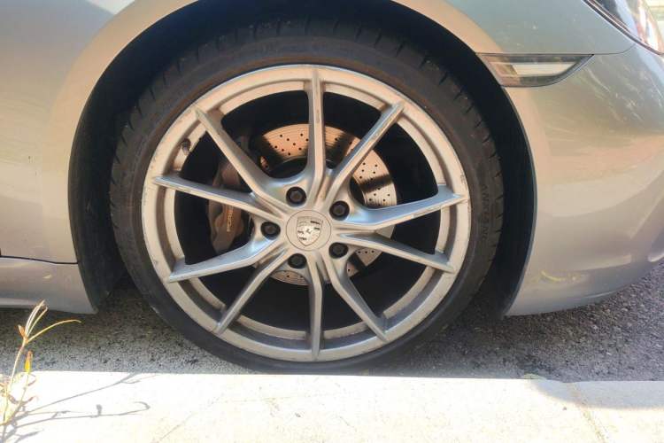 Used Porsche 718 2018 Cayman 2.0T Right Front Wheel Hub