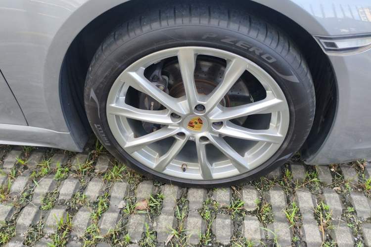 Used Porsche 718 2018 Cayman 2.0T Right Front Wheel Hub