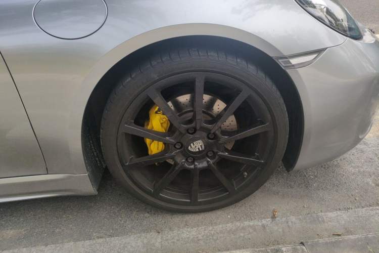 Used Porsche 718 2018 Cayman 2.0T Right Front Wheel Hub