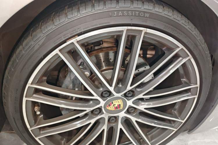 Used Porsche 718 2018 Boxster 2.0T Right Rear Wheel Hub