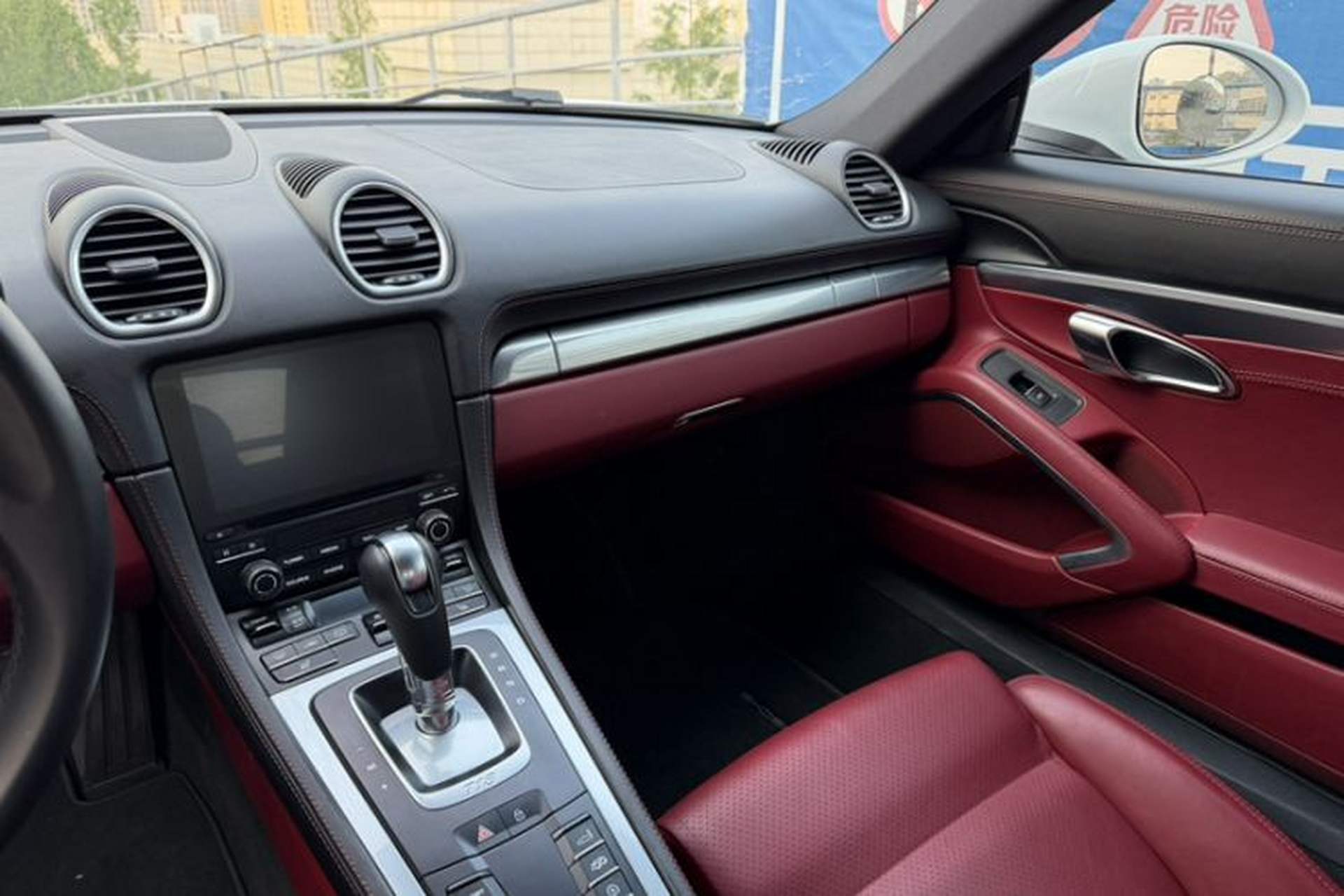 Used Porsche 718 2018 Cayman 2.0T Interior 1