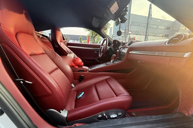 Used Porsche 718 2018 Cayman 2.0T Interior 2