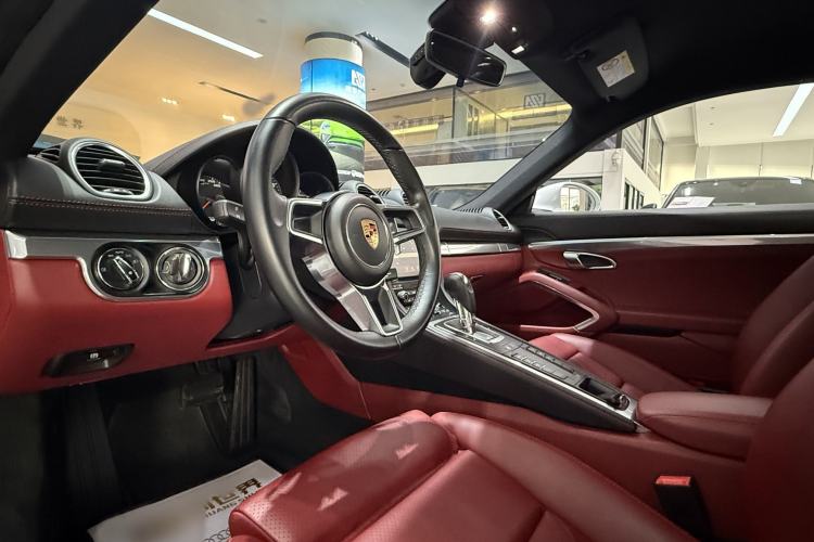 Used Porsche 718 2018 Cayman 2.0T Interior 4