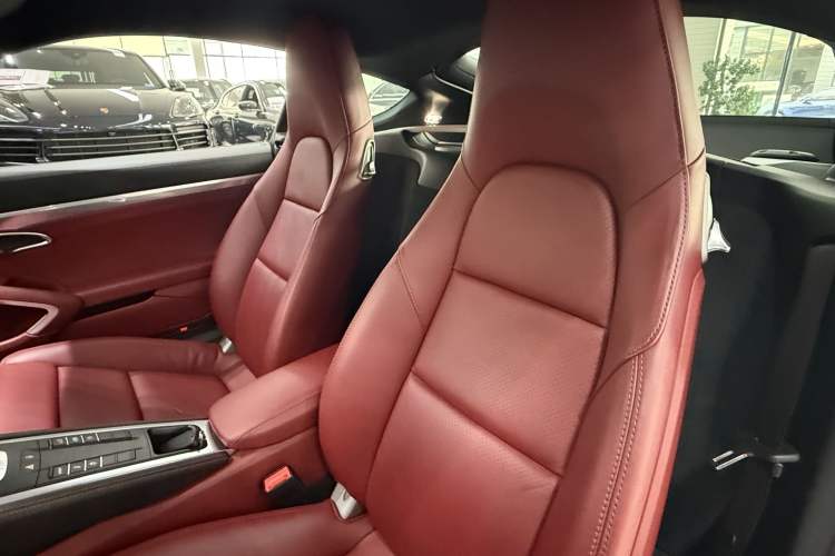 Used Porsche 718 2018 Cayman 2.0T Interior 5