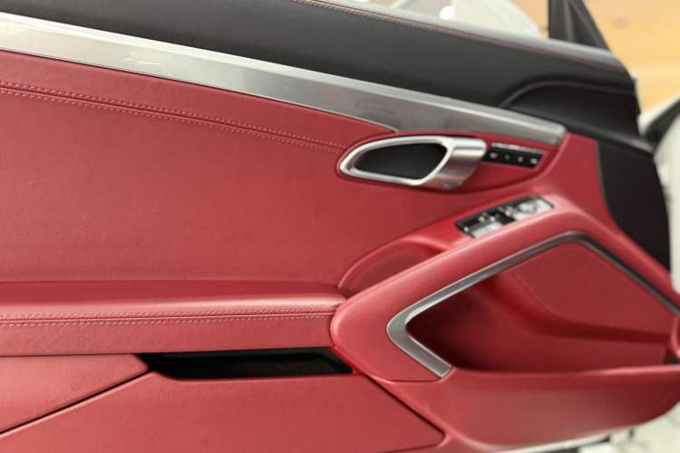 Used Porsche 718 2018 Cayman 2.0T Interior 6