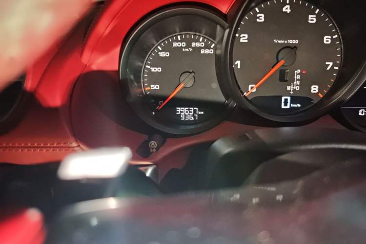 Used Porsche 718 2018 Boxster 2.0T Odometer Close Up