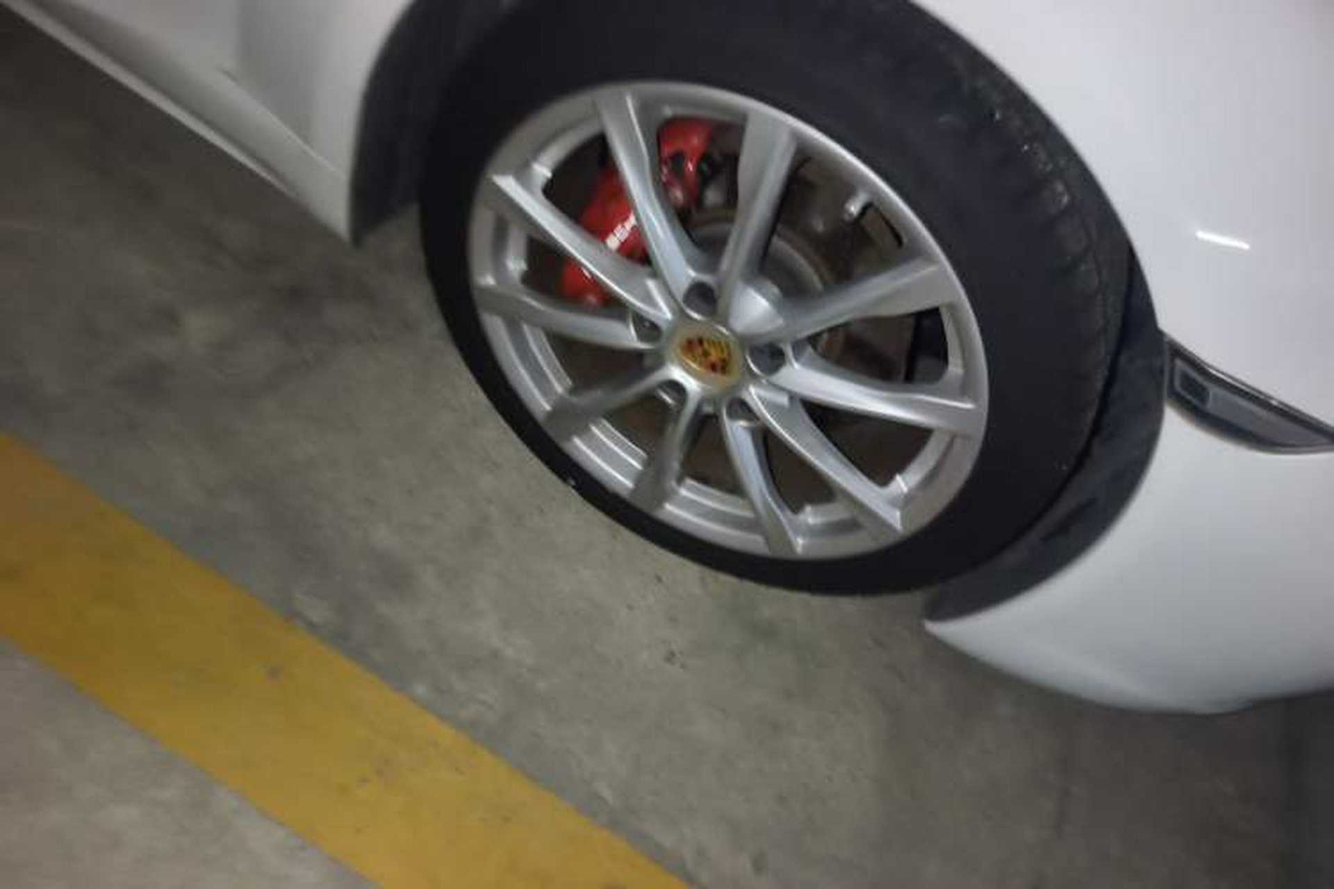 Used Porsche 718 2018 Cayman 2.0T Right Front Wheel Hub