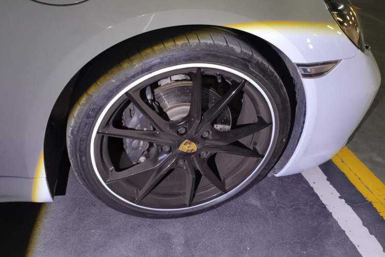 Used Porsche 718 2018 Boxster 2.0T Right Front Wheel Hub