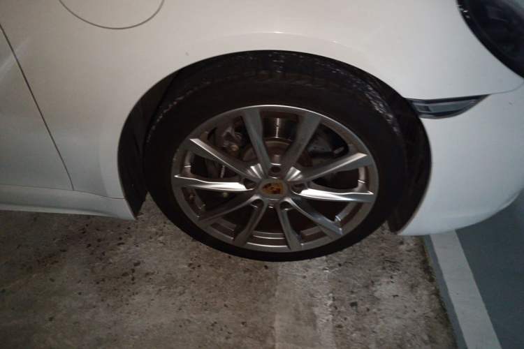 Used Porsche 718 2018 Cayman 2.0T Right Front Wheel Hub