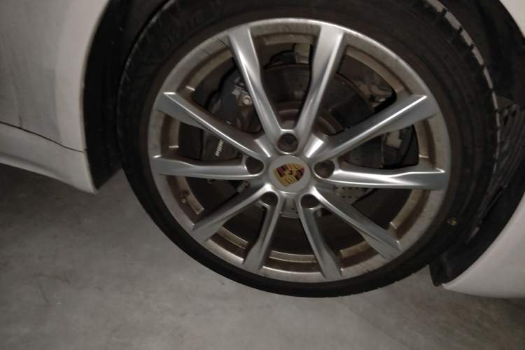 Used Porsche 718 2018 Boxster 2.0T Right Front Wheel Hub
