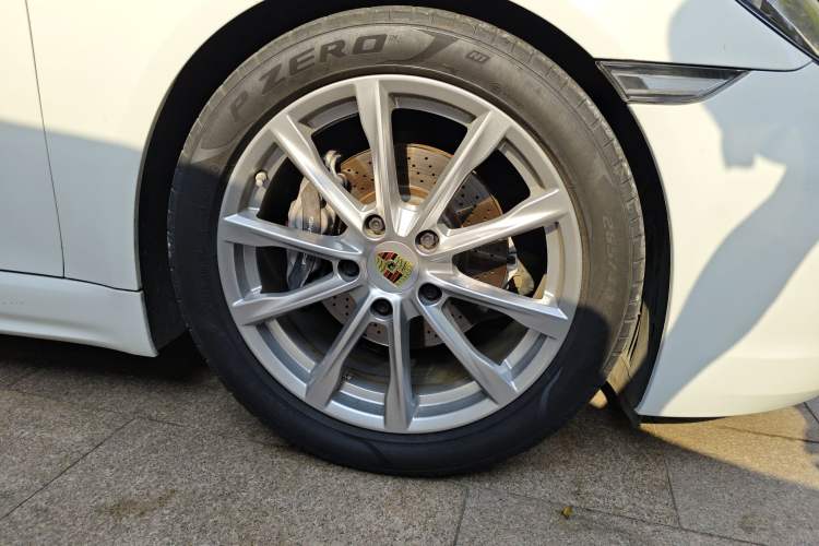 Used Porsche 718 2018 Boxster 2.0T Right Front Wheel Hub