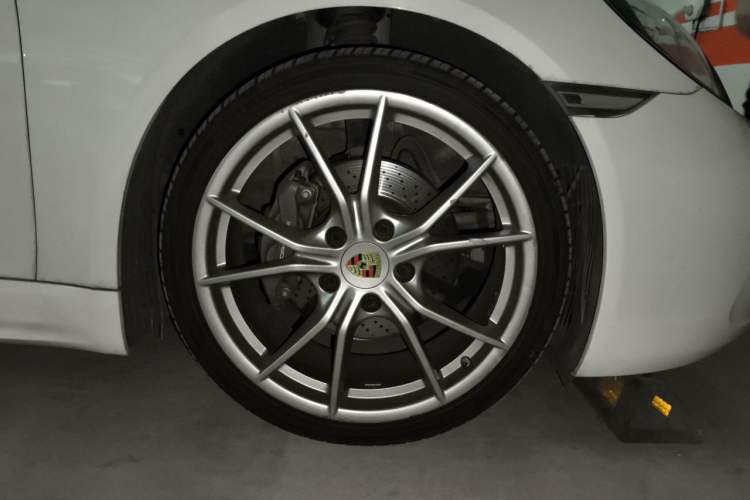 Used Porsche 718 2018 Boxster 2.0T Right Front Wheel Hub