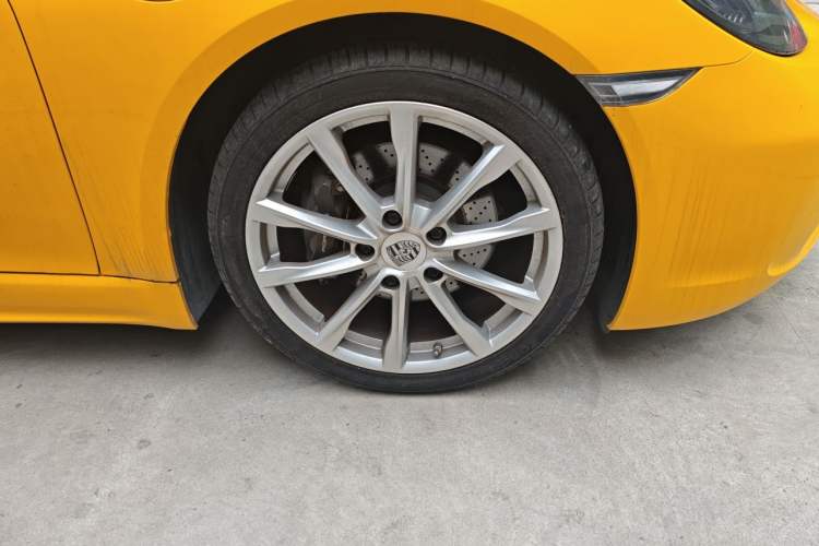 Used Porsche 718 2018 Boxster 2.0T Right Front Wheel Hub
