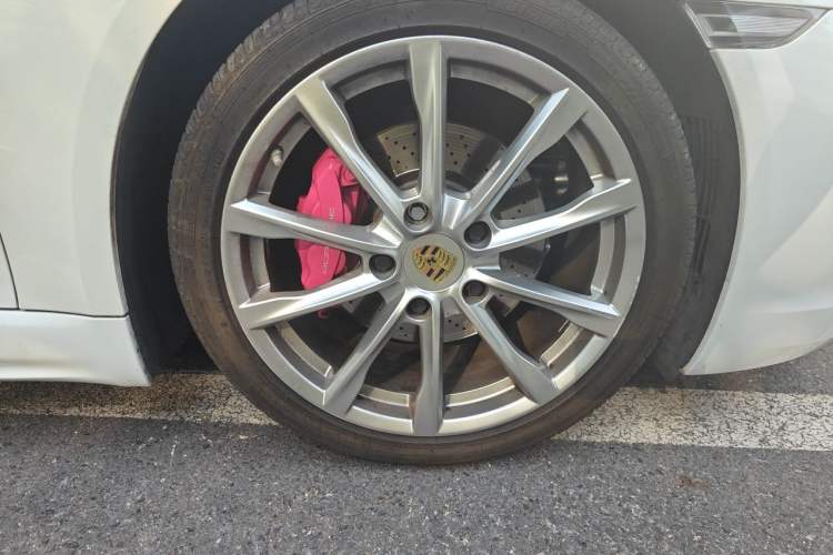 Used Porsche 718 2018 Boxster 2.0T Right Front Wheel Hub