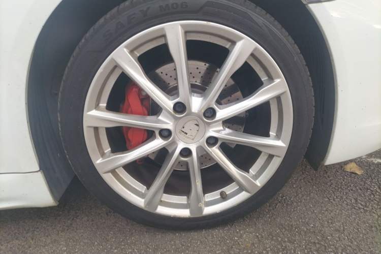 Used Porsche 718 2018 Boxster 2.0T Right Front Wheel Hub