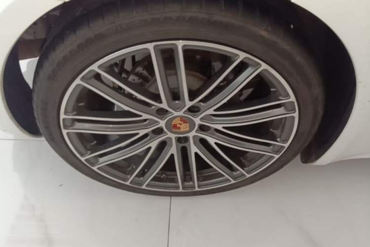 Used Porsche 718 2018 Cayman 2.0T Right Rear Wheel Hub