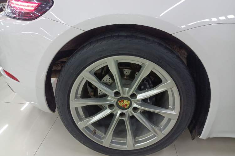 Used Porsche 718 2018 Cayman 2.0T Right Rear Wheel Hub