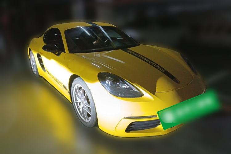 Used Porsche 718 2018 Cayman 2.0T Front Right 45 Deg