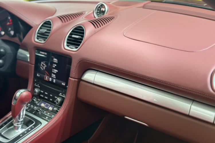 Used Porsche 718 2018 Boxster 2.0T Interior 2