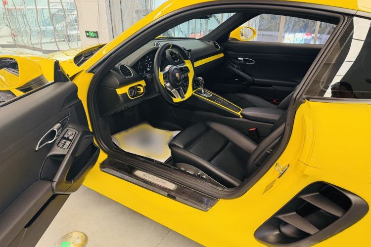 Used Porsche 718 2018 Cayman 2.0T Interior 2