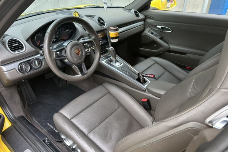 Used Porsche 718 2018 Cayman 2.0T Interior 4