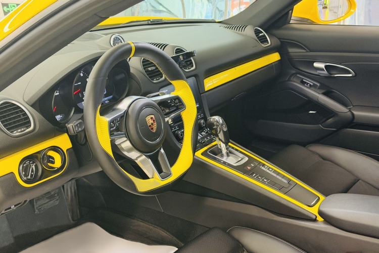 Used Porsche 718 2018 Cayman 2.0T Interior 4