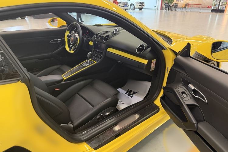 Used Porsche 718 2018 Cayman 2.0T Interior 5