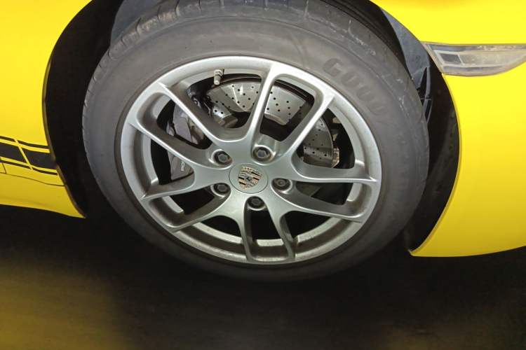 Used Porsche 718 2018 Cayman 2.0T Right Front Wheel Hub