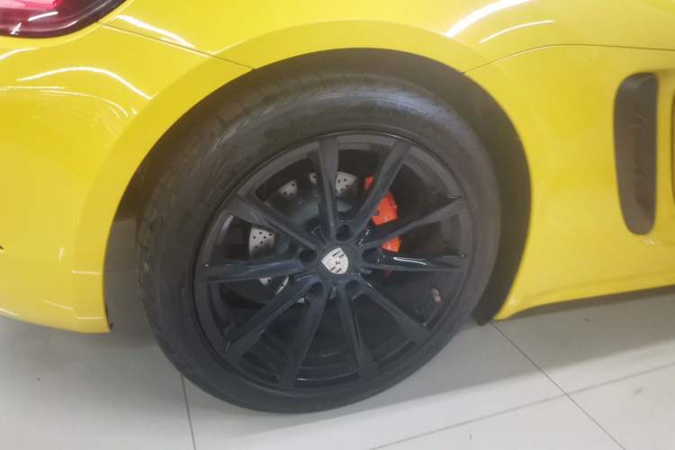 Used Porsche 718 2018 Cayman 2.0T Right Rear Wheel Hub