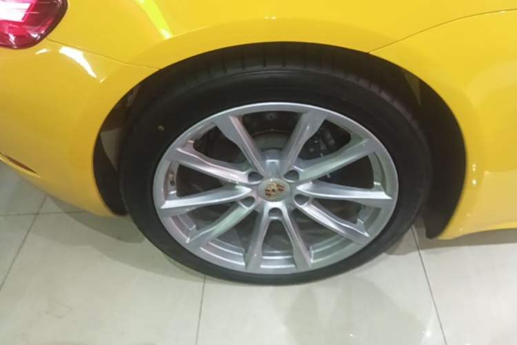 Used Porsche 718 2018 Cayman 2.0T Right Rear Wheel Hub