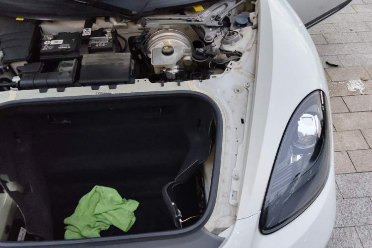 Used Porsche 718 2019 Cayman T 2.0T Engine Bay Left