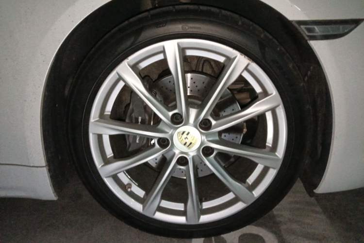 Used Porsche 718 2019 Cayman T 2.0T Right Front Wheel Hub