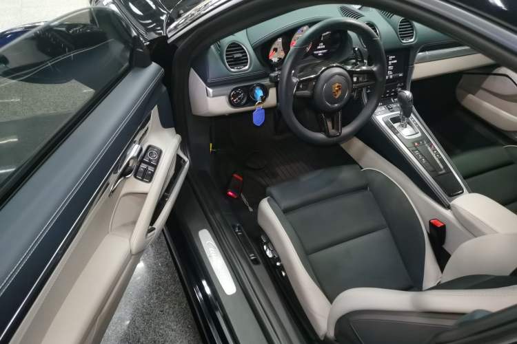 Used Porsche 718 2020 Cayman 2.0T Interior 2