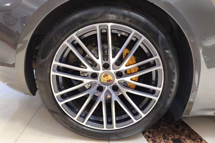 Used Porsche 718 2020 Cayman 2.0T Right Rear Wheel Hub