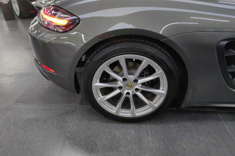 Used Porsche 718 2020 Cayman 2.0T Right Rear Wheel Hub