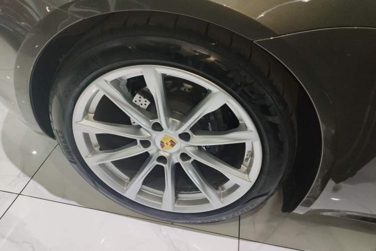 Used Porsche 718 2020 Cayman 2.0T Right Rear Wheel Hub