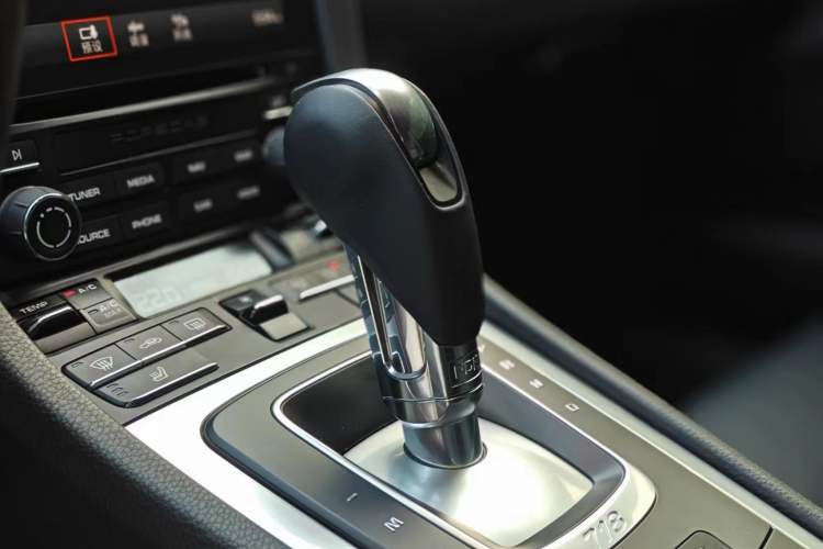 Used Porsche 718 2020 Cayman 2.0T Interior 2