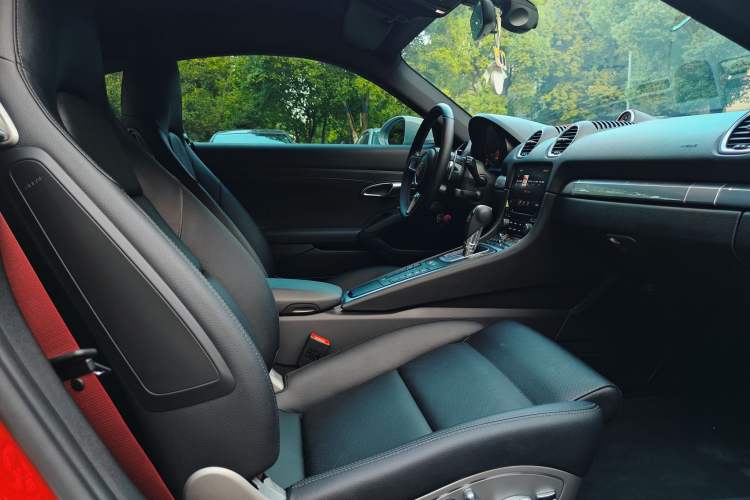 Used Porsche 718 2020 Cayman 2.0T Interior 7