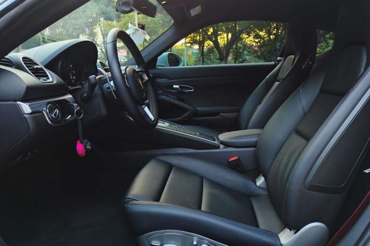 Used Porsche 718 2020 Cayman 2.0T Interior 8
