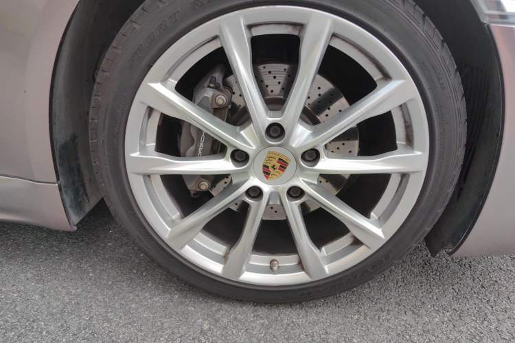 Used Porsche 718 2020 Boxster 2.0T Right Front Wheel Hub