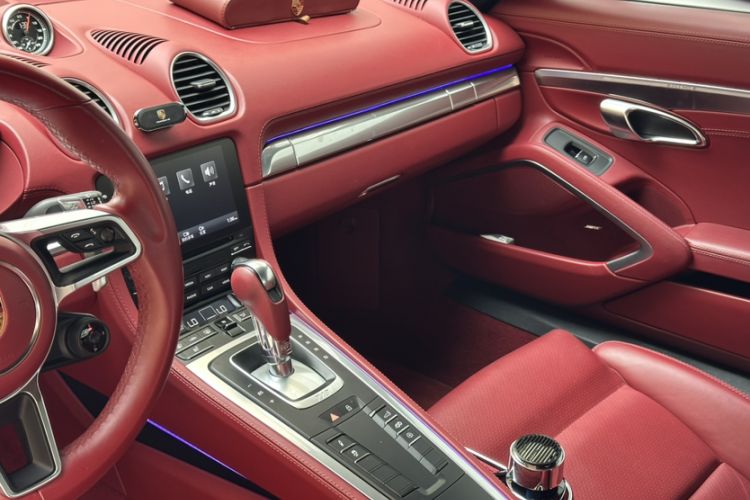 Used Porsche 718 2020 Cayman 2.0T Interior 1
