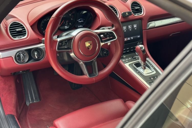 Used Porsche 718 2020 Cayman 2.0T Interior 5