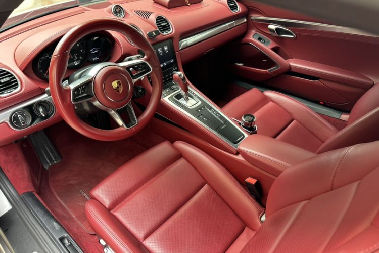 Used Porsche 718 2020 Cayman 2.0T Interior 6