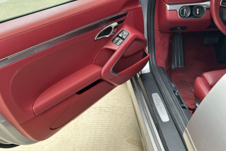 Used Porsche 718 2020 Cayman 2.0T Interior 8