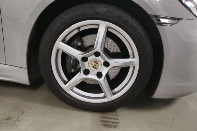 Used Porsche 718 2020 Boxster 2.0T Right Front Wheel Hub