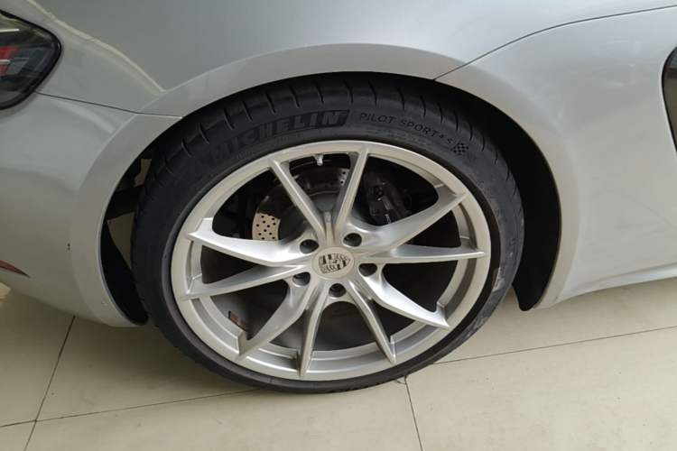 Used Porsche 718 2020 Cayman 2.0T Right Rear Wheel Hub