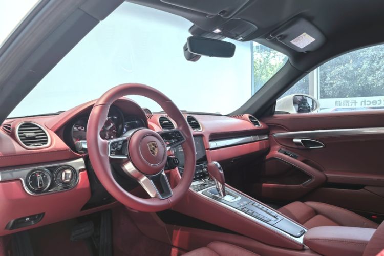 Used Porsche 718 2020 Cayman 2.0T Interior 10