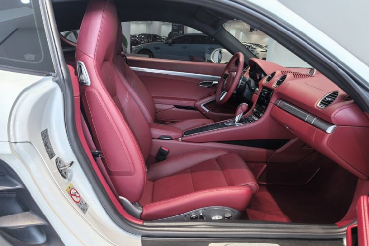 Used Porsche 718 2020 Cayman 2.0T Interior 12