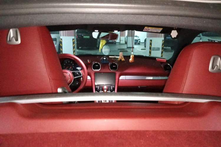 Used Porsche 718 2020 Cayman 2.0T Interior 2