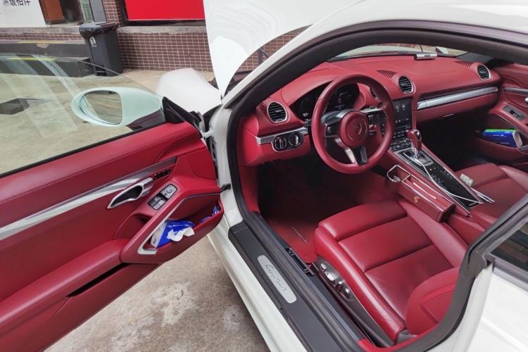 Used Porsche 718 2020 Cayman 2.0T Interior 3